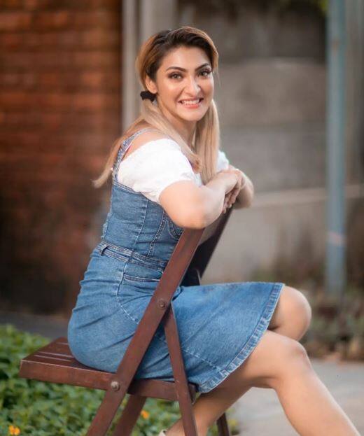 ஸ்டைலிஷ் தமிழச்சி இள நெஞ்சிக்குள்ள இங்கிலீஷ் தமிழ் கச்சி...