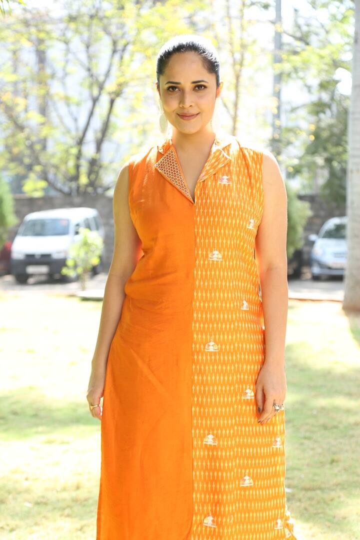 ఆరెంజ్ కలర్ డ్రెస్‌లో అనసూయ అదిరిపోయే లుక్స్..