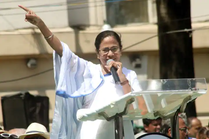 UP Election 2022: Mamata Banerjee Leaves For Lucknow To Campaign For Samajwadi Party, Ups The Ante Against BJP