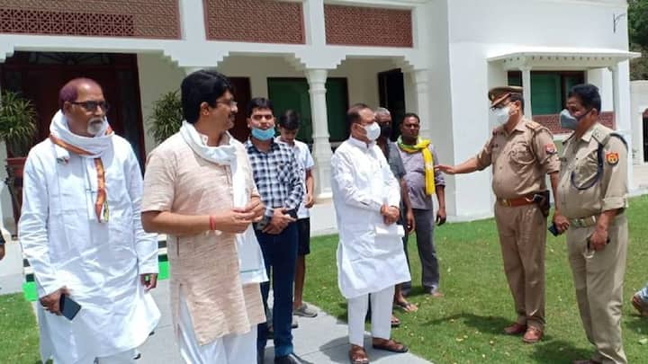 राजा भैया कुंडा के बेंती में जिस कोठी में रहते हैं वह बेहद आलीशान है. इस कोठी में सुख सुविधा के तमाम साधन उपलब्ध हैं.