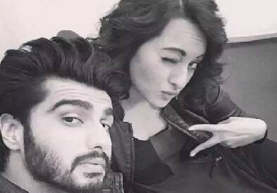 बॉलीवुड एक्टर अर्जुन कपूर (Arjun Kapoor) और सोनाक्षी सिन्हा (Sonakshi Sinha) भी स्कूल के दिनों के दोस्त हैं. दोनों ही स्टार्स ने मुंबई के आर्य विद्या मंदिर स्कूल से पढ़ाई की थी.