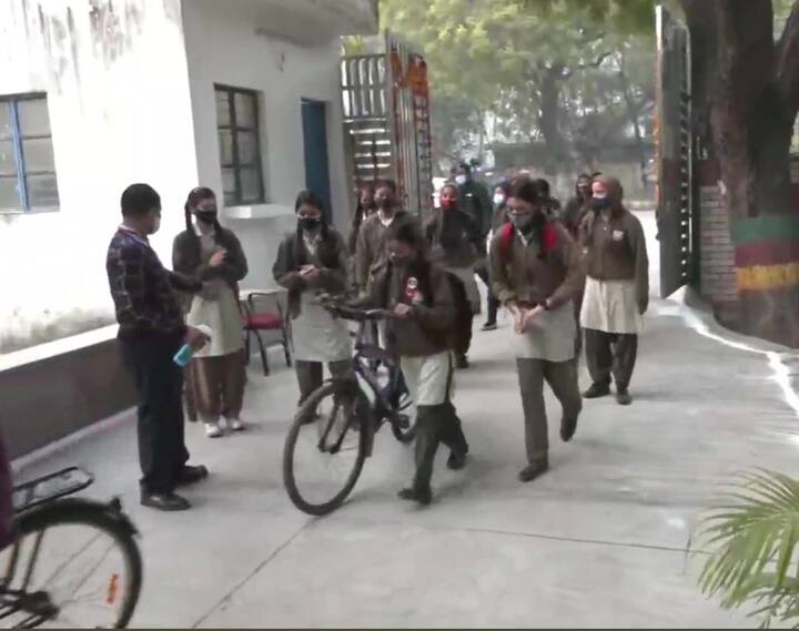 दिल्ली के सर्वोदय कन्या विद्यालय में भी काफी संख्या में छात्राएं आज स्कूल पहुंची. स्कूल में कई दिनों बाद अपने फ्रेंड्स से मिल रही छात्राएं इस दौरान काफी खुश नजर आईं