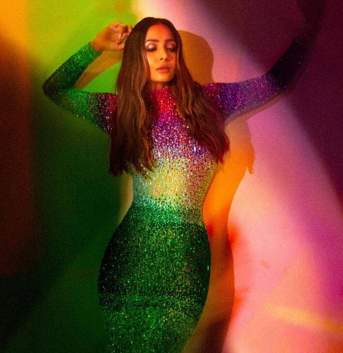 એક્ટ્રેસ મલાઈકા અરોરા પોતાની હોટ અને બોલ્ડ તસવીરોને લઈ ચર્ચામાં રહે છે. એક્ટ્રેસની બોડીકોન ડ્રેસમાં તસવીરો વાયરલ થઈ છે.