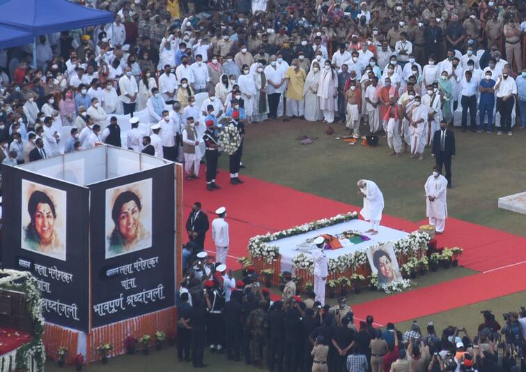 Lata Mangeshkar Passes Away: Lata Mangeshkar Cremated With Full State Honours In Mumbai. PM Modi, Maharashtra CM Pay Last Respects Lata Mangeshkar last Rites: পূর্ণ রাষ্ট্রীয় মর্যাদায় তোপধ্বনি করে অন্তিম শ্রদ্ধা, চিরবিদায় সুর-সম্রাজ্ঞী