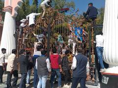 उज्जैन: NSUI ने विक्रम विश्वविद्यालय का किया घेराव, छात्रवृत्ति और परीक्षा से जुड़ी रखी ये दो मांगें