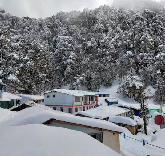 Snowfall in Himachal Pradesh : हिमाचल प्रदेशातील डोंगराळ भागात बर्फवृष्टी सुरु झाली आहे. डोंगरांनी जणू पांढरी चादर पांघरल्याचा भास होतोय.