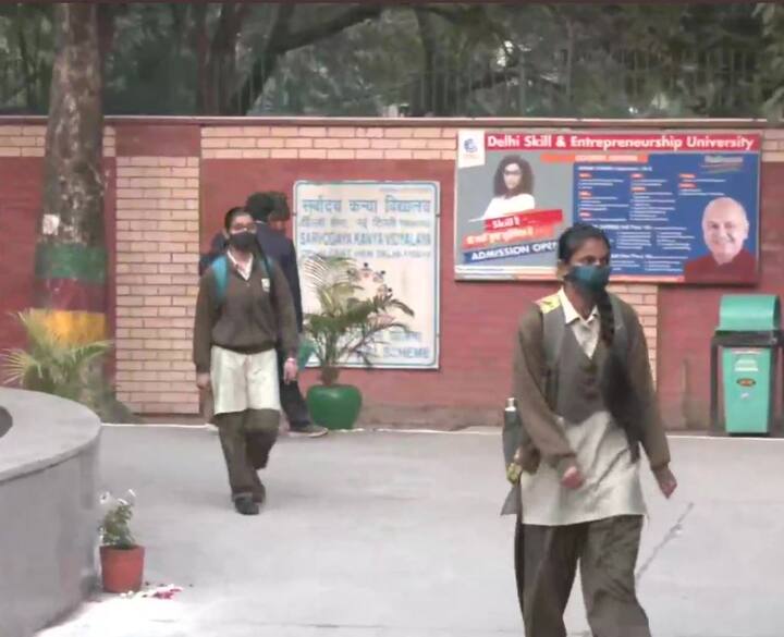 छात्राएं कोविड प्रोटोकॉल के तहत मास्क लगाकर स्कूल पहुंची हैं. गौरतलब है कि इस दौरान हाईब्रिड लर्निंग भी जारी रहेगी. यानी जो स्टूडेंट्स स्कूल नहीं जाएंगे उनके लिए क्लासेस लाइव की जाएंगी.