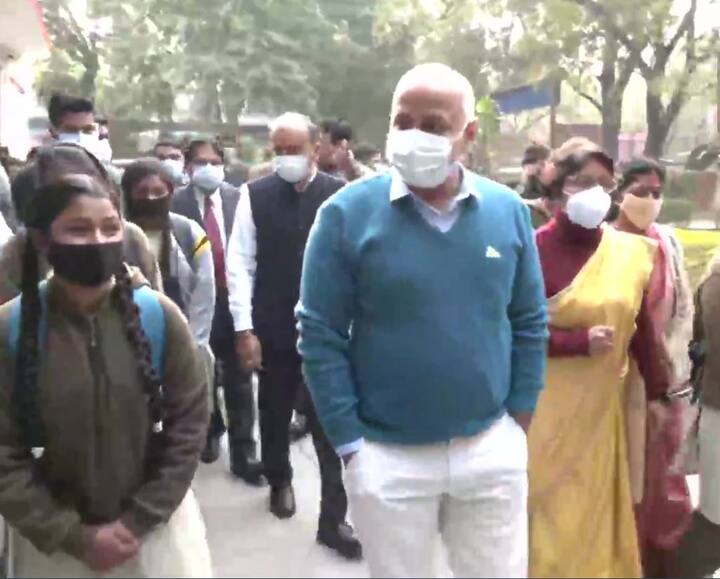 वहीं उपमुख्यमंत्री मनीष सिसोदिया ने कहा कि नर्सरी से 8वीं तक के स्कूल 14 फरवरी से खोले जाएंगे. उन्होंने कहा कि कुछ समय के लिए ऑनलाइन कक्षाएं जारी रहेंगी. वहीं डिप्टी सीएम ने ये भी बताया कि सरकारी स्कूलों के 94 फीसदी बच्चों को कोविड वैक्सीन की डोज लग चुकी है. निजी स्कूलों के आधे बच्चों को भी खुराक मिल चुकी है. उन्होंने कहा कि ऐसा कोई मानदंड नहीं है कि केवल टीकाकरण वाले छात्रों को ही स्कूलों में प्रवेश करने की अनुमति दी जाएगी, हालांकि टीचर्स का वैक्सीनेशन अनिवार्य है.