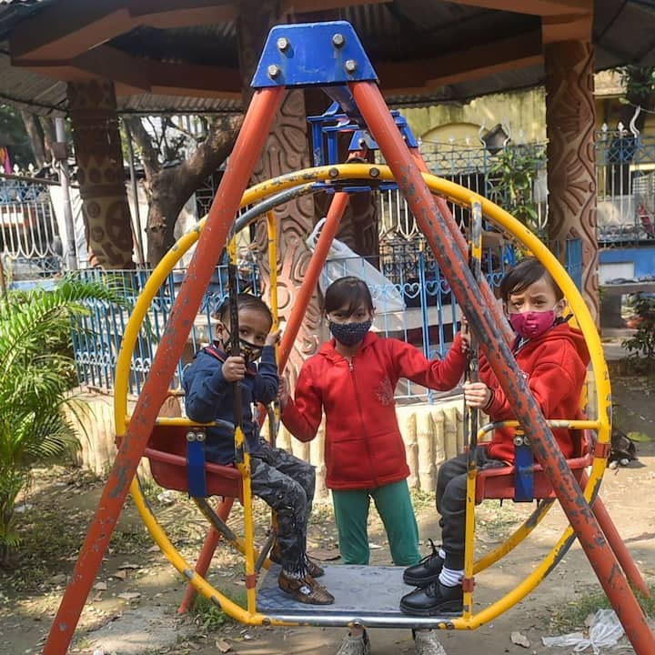 দীর্ঘদিন পর বন্ধুদের সঙ্গে দেখা হওয়ায় ছোটদের  উত্‍সাহ, উচ্ছ্বাস আর ধরে না।