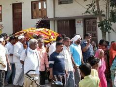 Photo : अंबेजोगाईत वानरावर वाजत-गाजत अंत्यसंस्कार