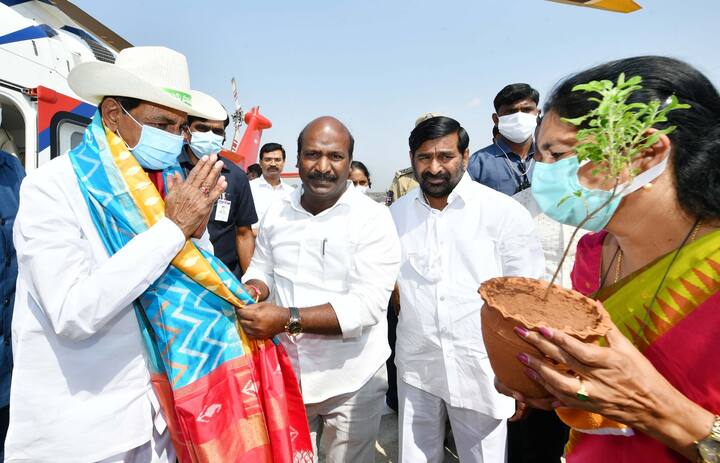 ప్రధానాలయం, గర్భగుడిని ముఖ్యమంత్రి కేసీఆర్ ప్రత్యేకంగా పరిశీలించారు. అధికారులకు పలు సూచనలు చేశారు.