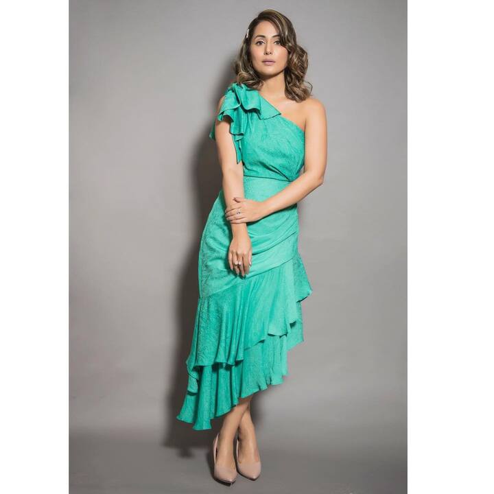 हिना खान के चाहने वालों की लिस्ट काफी लंबी है, वहीं खुद एक्ट्रेस भी फैन्स के बीच क्रेज बरकरार रखने का एक भी मौका नहीं छोड़ती हैं.