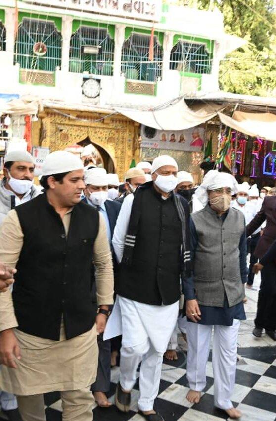 इस दौरान उनके साथ प्रदेश कांग्रेस अध्यक्ष गोविन्द सिंह डोटासरा,  कांग्रेस के प्रदेश प्रभारी अजय माकन, अखिल भारतीय कांग्रेस कमेटी अल्प संख्यक विभाग के अध्यक्ष इकराम प्रतापगढ़ी भी मौजूद रहें.