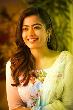 Rashmika Mandanna की एक मुस्कान पर मर मिटते हैं फैंस, पुष्पा ही नहीं कई हो चुके हैं उनके पीछे पागल