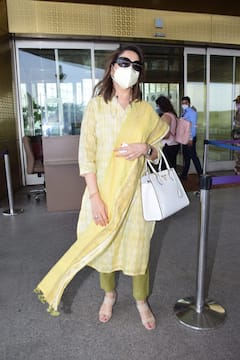 Madhuri Dixit Photos: धक-धक गर्ल ने अपने लुक से धड़काया फैंस का दिल, एयरपोर्ट पर कुछ ऐसे आईं नजर