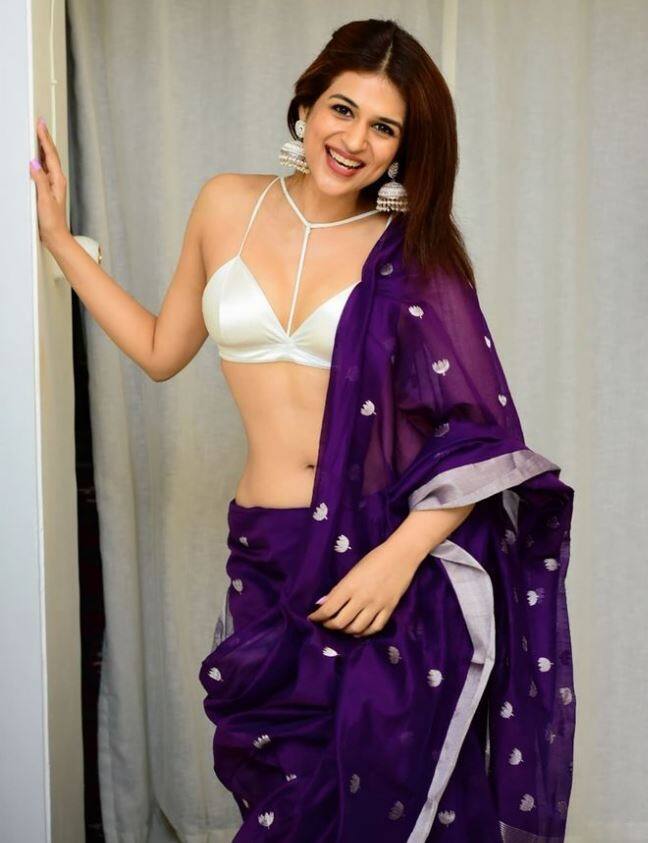 શ્રદ્ધા દાસ સોશિયલ મીડિયમાં એક્ટિવ છે. પોતાની બિકિની તસવીરોને લઈ શ્રદ્ધા ચર્ચામાં રહે છે. ઈન્સ્ટાગ્રામ પર એક્ટ્રેસ હોટ તસવીરો શેર કરે છે. તમામ તસવીરો ઇન્સ્ટાગ્રામ પરથી લેવામાં આવી છે.
