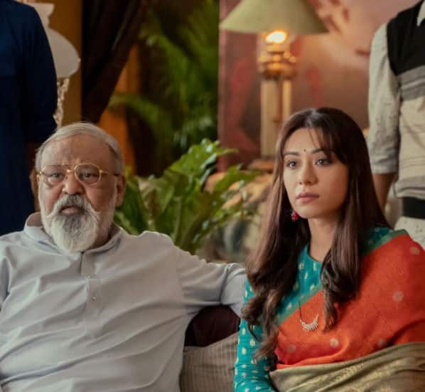 ताहिर राज भसीन यानी विक्रांत को शिद्दत से पसंद करने वालीं पूर्वा यानी आंचल सिंह किसी भी कीमत पर उन्हें पाना चाहती हैं और बेटी की हर ख्वाहिश पूरी रखने का माद्दा रखते हैं बाहुबली नेता जो बने हैं सौरभ शुक्ला. (फोटो – सोशल मीडिया)