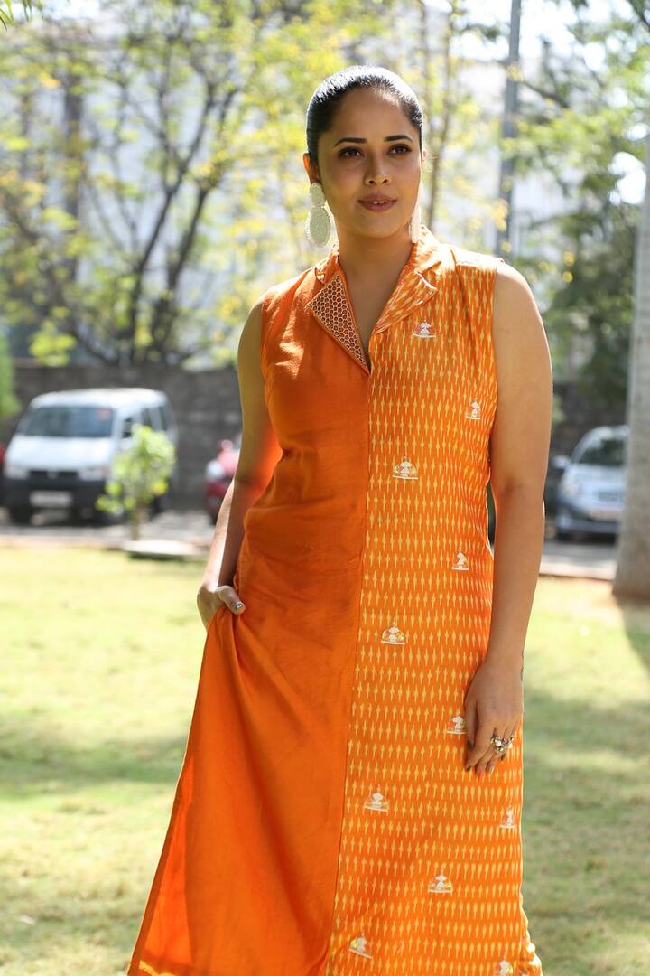 ఆరెంజ్ కలర్ డ్రెస్‌లో అనసూయ అదిరిపోయే లుక్స్..