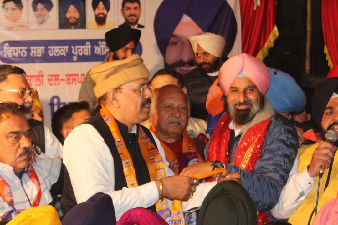 Punjab Elections 2022 About 5 dozen leaders including former mayor Subhash Sharma join Akali Dal ਅੰਮ੍ਰਿਤਸਰ ਪੂਰਬੀ ਤੋਂ ਕਾਂਗਰਸ ਨੂੰ ਝਟਕਾ : ਸਾਬਕਾ ਮੇਅਰ ਸੁਭਾਸ਼ ਸ਼ਰਮਾ ਸਣੇ 5 ਦਰਜਨ ਦੇ ਕਰੀਬ ਆਗੂ ਅਕਾਲੀ ਦਲ 'ਚ ਸ਼ਾਮਲ