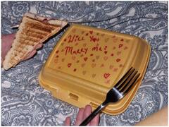 Trending News: डिलीवरी बॉक्स पर मैसेज लिख प्रेमिका को शादी के लिए किया प्रपोज, जवाब सुन बैठ जाएगा दिल