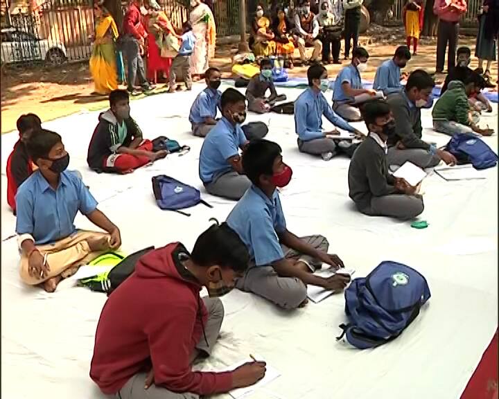 পড়ুয়াদের ক্লাস হল খোলা মাঠে। ক্লাস নিলেন রাজ্যের প্রাথমিক স্কুলের শিক্ষক, পার্শ্বশিক্ষক এবং শিক্ষা সহায়করা।