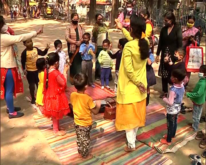 সরকারি সাহায্যপ্রাপ্ত স্কুলের মাঠেও এবার হবে পাড়ায় শিক্ষালয়। বৈষ্ণবঘাটা পাটুলির উপনগরী উদ্যানে একসঙ্গে ৯টি স্কুলের ক্লাস হবে।