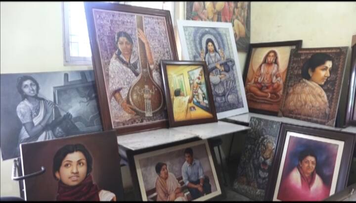 पेंटर रामकृपाल द्वारा बनाई गई लता मंगेशकर कि यह पेंटिंग इसलिए खास है क्योंकि यह लता मंगेशकर के जीवन से जुड़ी कई घटनाओं को भी प्रदर्शित करती है. स्वर कोकिला की इस तस्वीर के अंदर 1436 ऐसी छोटी-छोटी तस्वीरें हैं, जो लता मंगेशकर के जीवन से जुड़ी हुई घटनाओं से प्रेरित हैं.