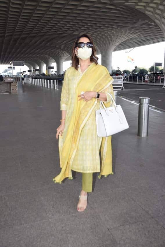 Dhak Dhak girl madhuri dixit's best airport saree look viral on internet કોરોના કાળમાં મોઢા પર માસ્ક અને સિમ્પલ લૂકમાં પહેલીવાર એરપોર્ટ પર જોવા મળી આ હૉટ એક્ટ્રેસ, તસવીરો વાયરલ