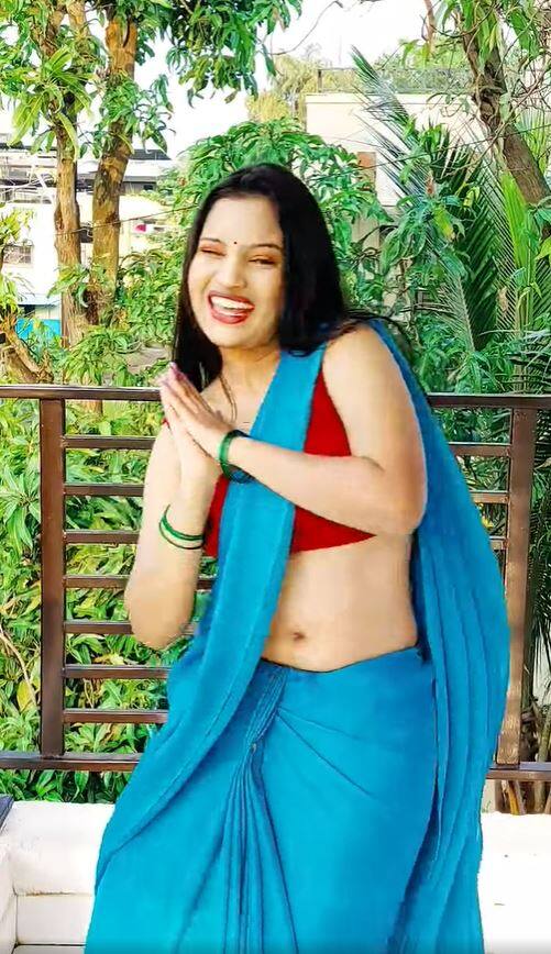 राजेश्वरी सोशल मीडियावर प्रचंड सक्रिय असते.