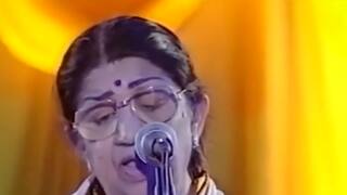 Lata Mangeshkar Last Photos: લતા મંગેશકરના નિધન બાદ યાદોમાં ખોવાયેલી આશા ભોસલે, શેર કરી આ અમૂલ્ય તસવીર