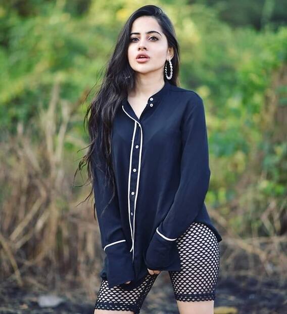 Urfi Javed Photos: ब्लू शर्ट पहने जंगल में उर्फी जावेद ने करवाया ऐसा फोटोशूट, तस्वीरें देख फैंस बोले- 'हम दीवाने हैं तेरे'