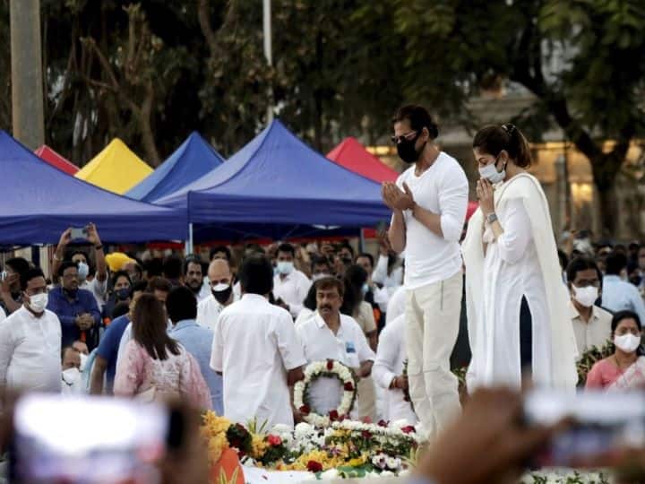 Lata Mangeshkar Funeral Priyanka Chaturvedi and Supriya Sule reprimanded BJP leader who questioned Shahrukh's prayer Lata Mangeshkar Funeral: शाहरुख खान की फूंक को थूक बताने वाले बीजेपी नेता को प्रियंका चतुर्वेदी और सुप्रिया श्रीनेत सहित इन दिग्गज नेताओं ने लगाई लताड़