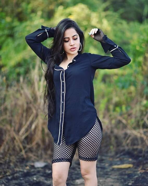 Urfi Javed Photos: ब्लू शर्ट पहने जंगल में उर्फी जावेद ने करवाया ऐसा फोटोशूट, तस्वीरें देख फैंस बोले- 'हम दीवाने हैं तेरे'