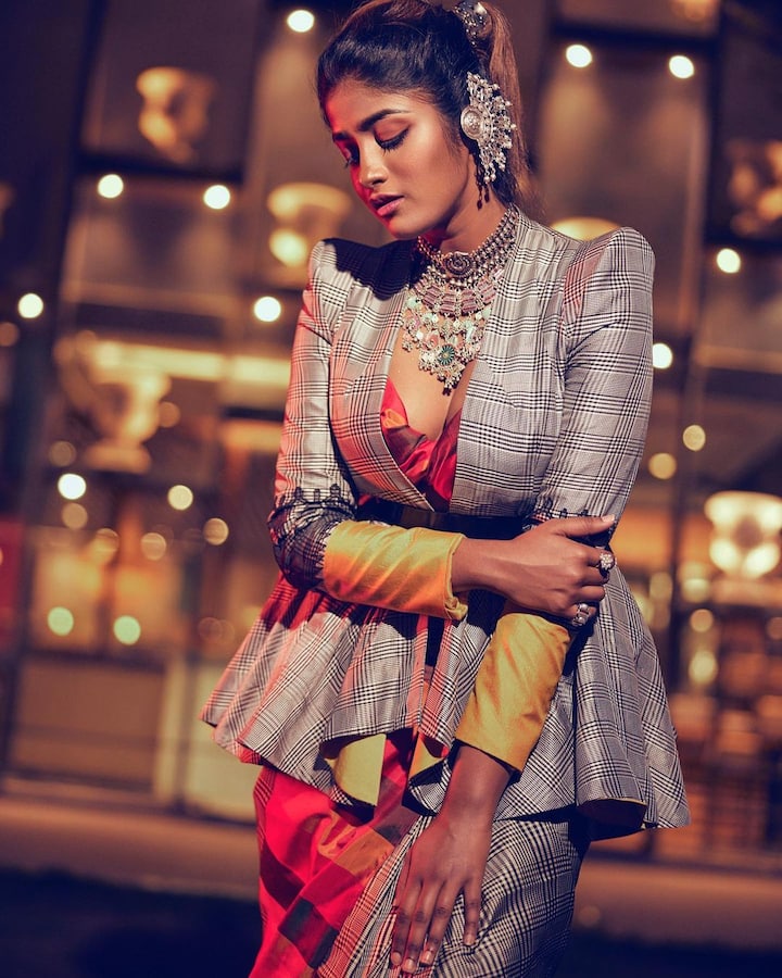 డింపుల్ హయాతి 2017లో 'గల్ఫ్' సినిమాతో టాలీవుడ్ లో అడుగుపెట్టింది. ఆ తర్వాత రెండు మూడు సినిమాల్లో నటించినా... వరుణ్ తేజ్ హీరోగా వచ్చిన  'గద్దలకొండ గణేష్' సినిమాలో 'జర్ర జర్ర ' పాటతో మంచి క్రేజ్ సంపాదించుకుంది. ఆ తర్వాత ఆఫర్స్ అందుకున్న డింపుల్ త్వరలో 'ఖిలాడి' తో వచ్చేందుకు సిద్ధమైంది.