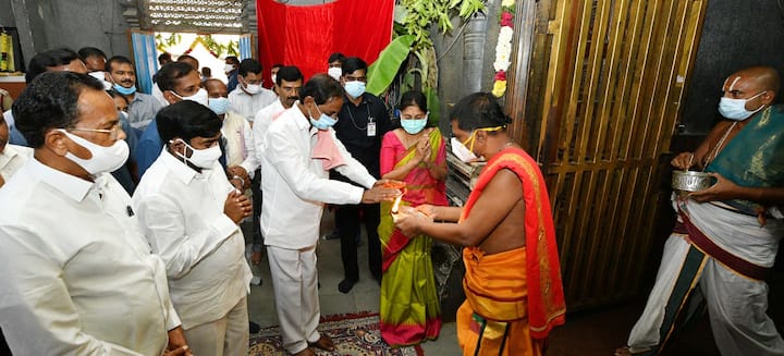 ఆలయానికి విచ్చేసిన  సీఎం కేసీఆర్‌ను  ఆలయాధికారులు, అర్చకులు పూర్ణ కుంభంతో స్వాగతం పలికారు.