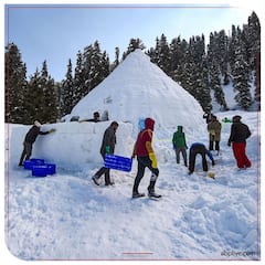 Igloo Cafe: जम्मू-कश्मीर के गुलमर्ग में दुनिया का सबसे बड़ा इग्लू कैफे, देखिए बर्फ से बने इस अनोखे कैफे की तस्वीरें