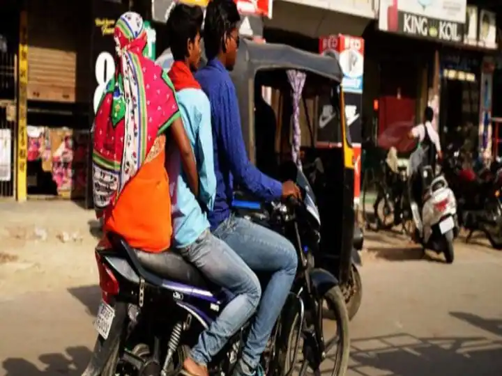 Trippling 'ਚ ਚਲਾਣ ਤੋਂ ਬਚਣ ਲਈ ਬਾਈਕ ਸਵਾਰ ਨੇ ਲੱਭਿਆ ਨਵਾਂ ਤਰੀਕਾ, ਜ਼ਰੂਰ ਦੇਖੋ ਇਹ ਵੀਡੀਓ