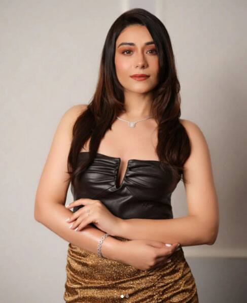 नेटफ्लिक्स की वेब सीरीज ये काली काली आंखें की जितनी चर्चा हो रही है, उतनी ही बात है रही है पूर्वा के किरदार को लेकर, क्योंकि ये किरदार प्यार में पागल है और पानी की तरह खून बहा रहा है. (फोटो – सोशल मीडिया)