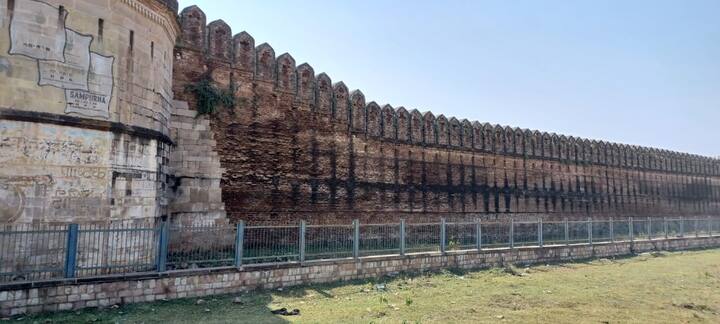परकोटाला असलेल्या दरवाजाचा मूळ उद्देश शत्रूपासुन संरक्षण करणे हा दुय्यम उद्देश असून या संरक्षक भिंतीमुळे पूर्वी वर्हाडातील ऐलीचपुर ही सोने, मोती, हिरे यांची मुख्य बाजारपेठ असल्याने कडक सुरक्षा असायची.