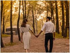 Propose Day: कुछ इस तरह जुबां पर लाएं दिल की बात...शायराना अंदाज में करें प्यार का इज़हार