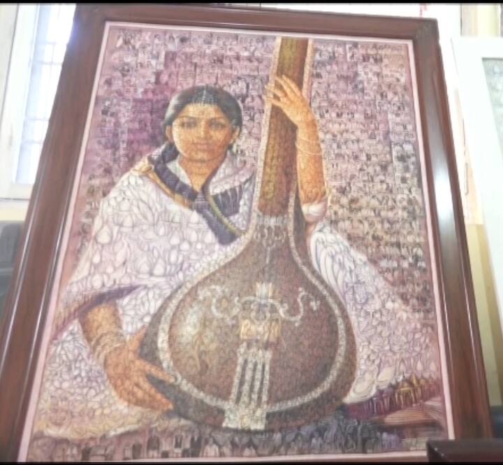 स्वर कोकिला भारत रत्न लता मंगेशकर के पूरी दुनिया में लाखों-करोड़ों फैंस हैं. लेकिन मध्यप्रदेश के जबलपुर में लता मंगेशकर का एक अनोखा फैन है, जिसकी बनाई पेंटिंग की तारीफ खुद स्वर कोकिला लता दीदी ने की थी. जबलपुर के कलाकार ने अपनी कला के जरिए लता मंगेशकर की एक ऐसी पेंटिंग बनाई जिसकी वजह से उसका नाम एशिया बुक ऑफ रिकॉर्ड्स में दर्ज हुआ था. इस एक पेंटिंग में लता दीदी की 1436 तस्वीरें है, जिसे बनाया है जबलपुर के कलाकार रामकृपाल नामदेव ने.