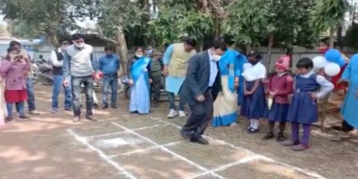 পাড়ায় শিক্ষালয় কর্মসূচিতে আজ সিউড়িতে খুদে ছাত্রছাত্রীদের সঙ্গে কিতকিত এবং ল্যাংচা খেলায় মাতলেন বীরভূমের জেলা শাসক বিধান রায় । পাড়ায় শিক্ষালয় শুরু সিউড়িতে।