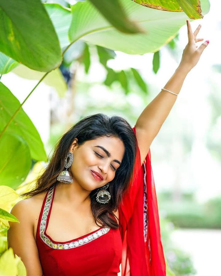 తన తెలంగాణ యాస, డాన్స్ లతో ప్రేక్షకులను ఆకట్టుకుంది. (Photo Courtesy: Instagram)