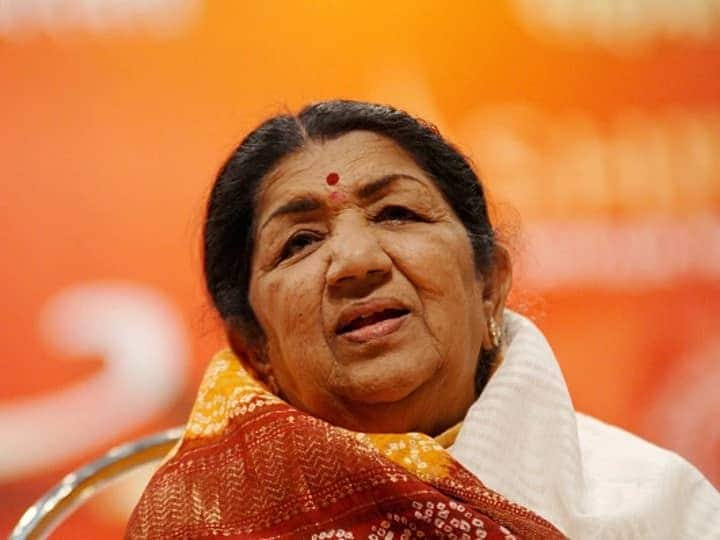 Lata mangeskar last days lata mangeskar asked for earphones in hospital for listening father recording લતા મંગેશકરે હોસ્પિટલમાં અંતિમ દિવસોમાં કોના ગીતો સાંભળ્યાં, હોસ્પિટલ મંગાવ્યો હતો એરફોન, ભાઇ હૃદયનાથે કરી આ વાત