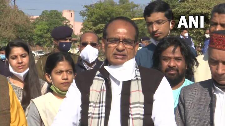 पौधारोपण के दौरान सीएम शिवराज ने कहा कि लता जी का जन्म इंदौर में हुआ था और इसलिए इंदौर में एक संगीत अकादमी, संगीत विश्वविद्यालय, संग्रहालय और एक प्रतिमा स्थापित की जाएगी.