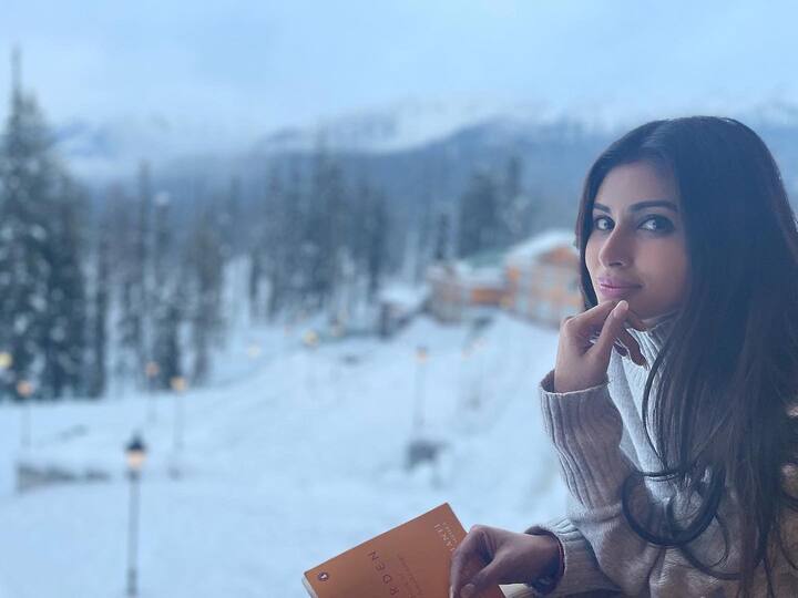 नवविवाहित जोडपं मौनी रॉय आणि सूरज नांबियार यांनी बर्फाच्छादित काश्मीर हे त्यांचे हनिमून डेस्टिनेशन म्हणून निवडलं.  (photo: MouniRoy/ig)