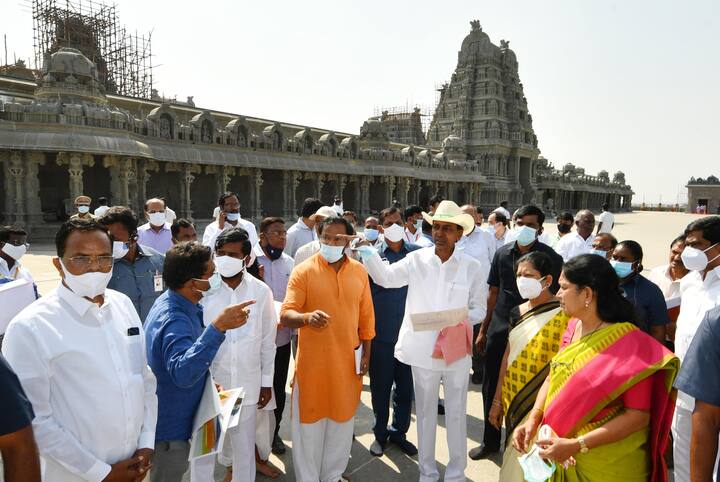 కళ్యాణ కట్ట, పుష్కరిణి నిర్మాణ ఏర్పాట్లను సీఎం కేసీఆర్‌ పరిశీలించారు. అనంతరం కొన్ని మార్పులు చేర్పులు చెప్పారు.