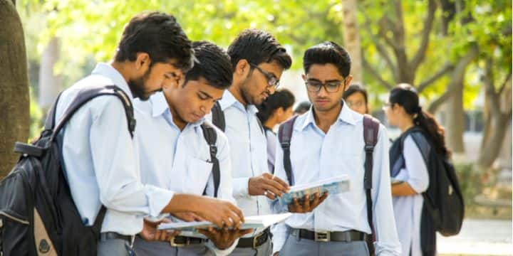 Madhyamik 2022 Admit Card is distributed immediately after the school opens Madhyamik Exam 2022: কবে থেকে থেকে দেওয়া হবে মাধ্যমিকের অ্যাডমিট কার্ড? দিন ঘোষণা পর্ষদের