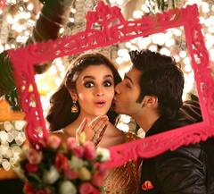 Bollywood Valentine: वैलेंटाइन डे पर गर्लफ्रेंड को देना है गिफ्ट? इन बॉलीवुड फिल्मों से ले सकते हैं आइडिया