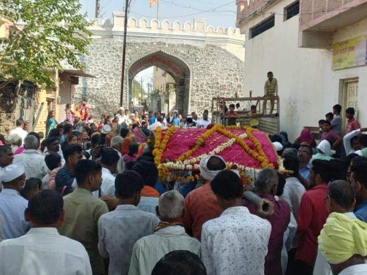 Funeral on monkey at Ambajogai who death after electric shock आंबेजोगाईत वानरावर वाजत-गाजत अंत्यसंस्कार, विजेचा शॉक लागून झाला होता मृत्यू  